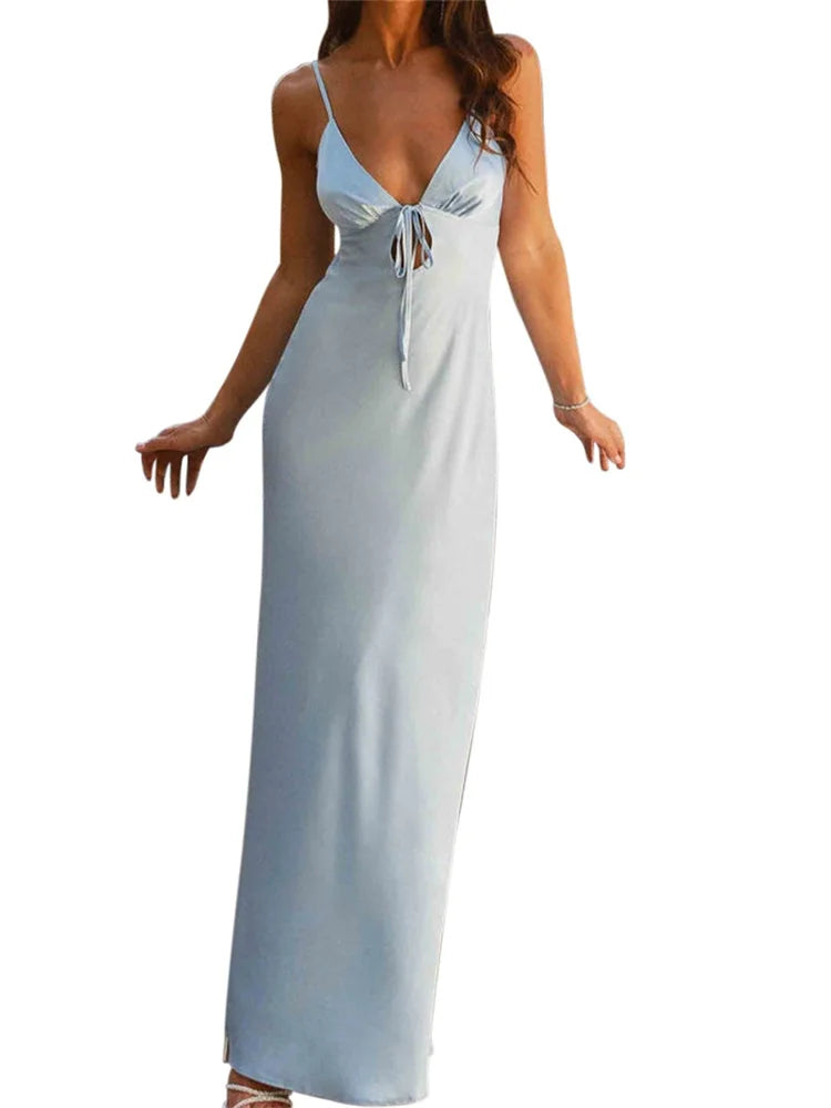 Hellblaues Satin-Maxikleid mit schmalen Trägern und femininem Bindedetail an der Brust in fließender Passform.