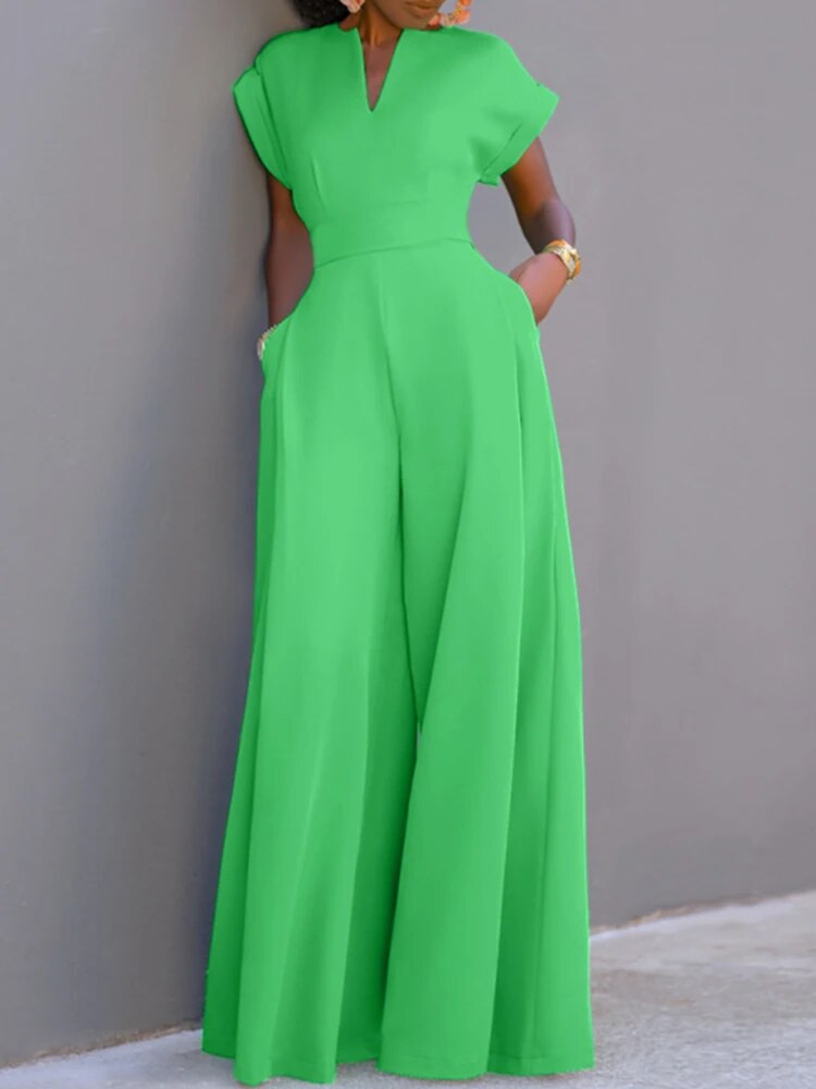 Grüner Elena Damen-Jumpsuit mit V-Ausschnitt, betonter Taille und weitem Bein.