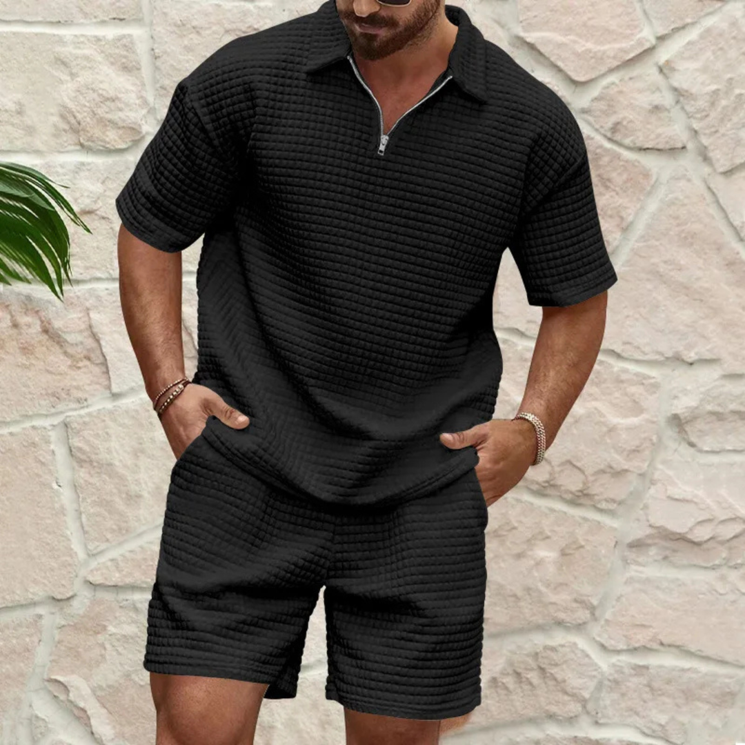 Schwarzes Herren-Set aus Poloshirt mit Reißverschluss und Shorts in moderner Waffelstruktur für einen lässigen Sommerlook.