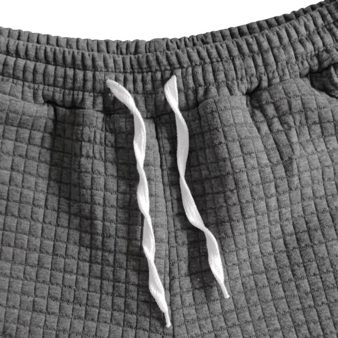 Graue Shorts mit Waffelstruktur, elastischem Bund und weissen Kordeln aus dem Elias Set.