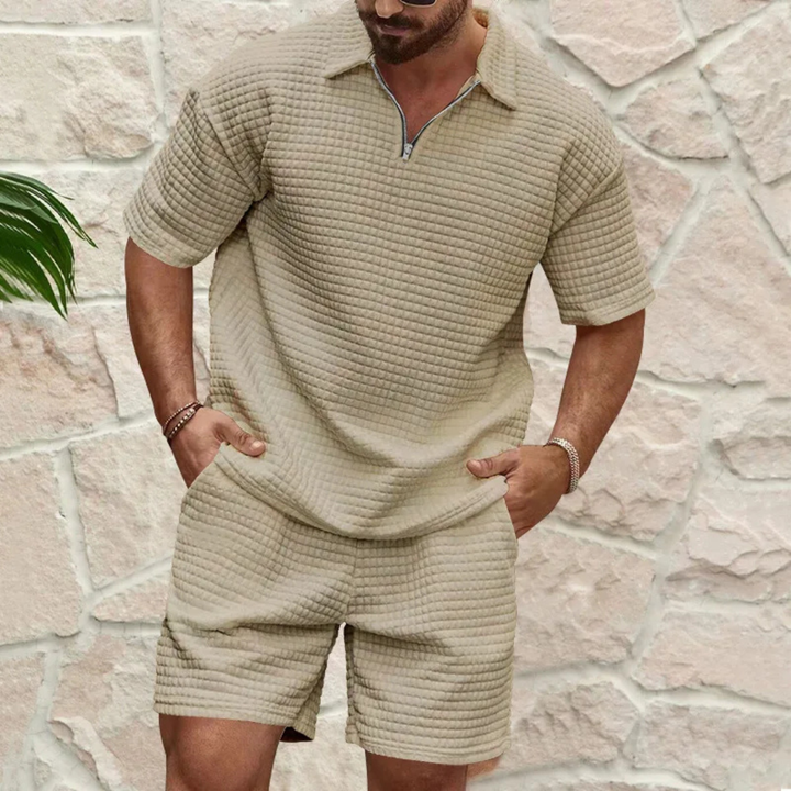 Beiges Herren-Set aus Waffelstoff mit Poloshirt, kurzem Reißverschluss und passenden Shorts für einen lässigen Sommerlook.