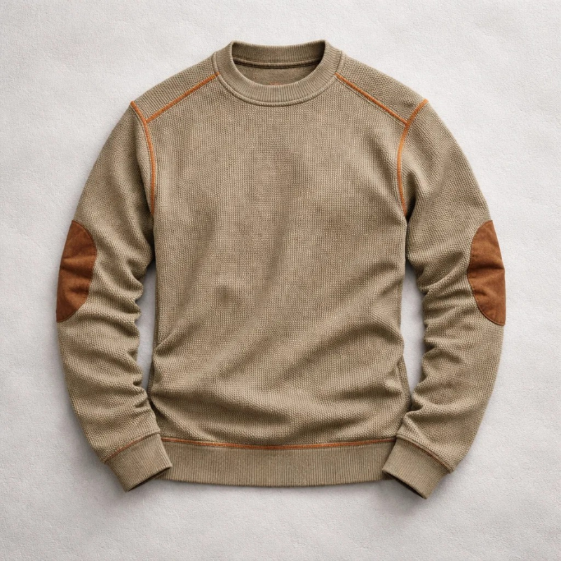 Beiger Herren-Strickpullover mit Waffelstruktur, Rundhalsausschnitt und braunen Ellbogen-Patches.