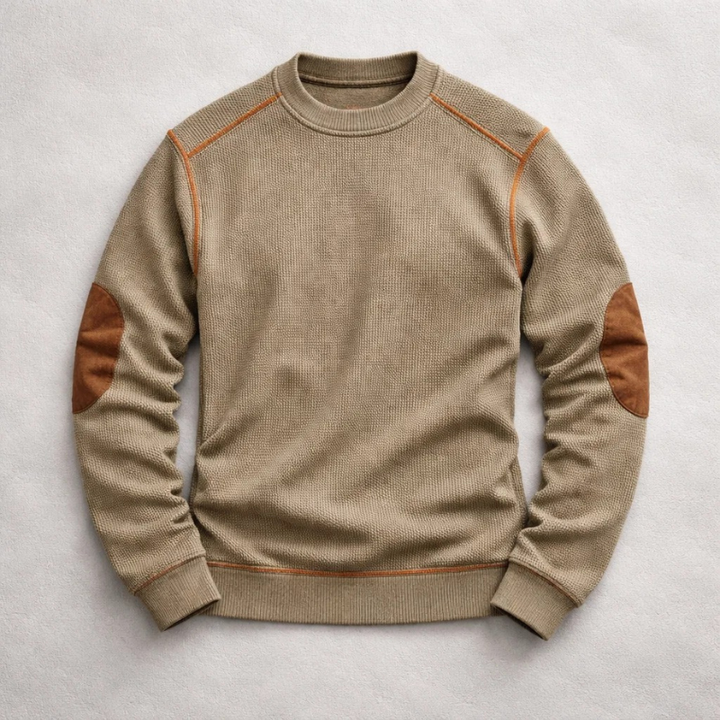 Beiger Herren-Strickpullover mit Waffelstruktur, Rundhalsausschnitt und braunen Ellbogen-Patches.