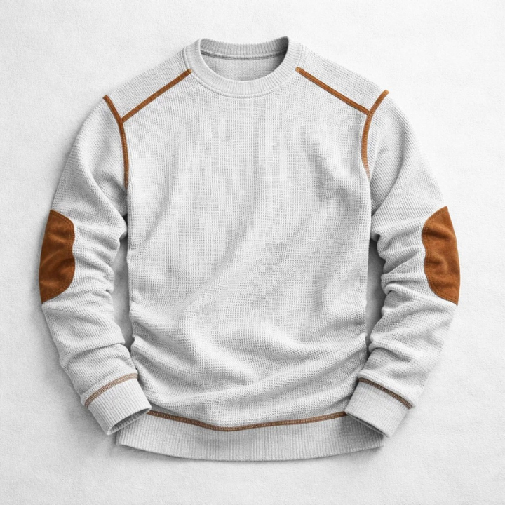 Grauer Herren-Strickpullover mit Waffelstruktur, Rundhalsausschnitt und braunen Ellbogen-Patches.