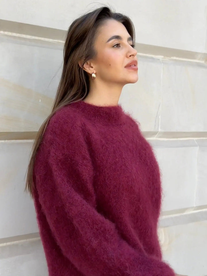 Flauschiger, weinroter Damen-Pullover mit Rundhals und lockerer Passform für einen modernen, gemütlichen Look.