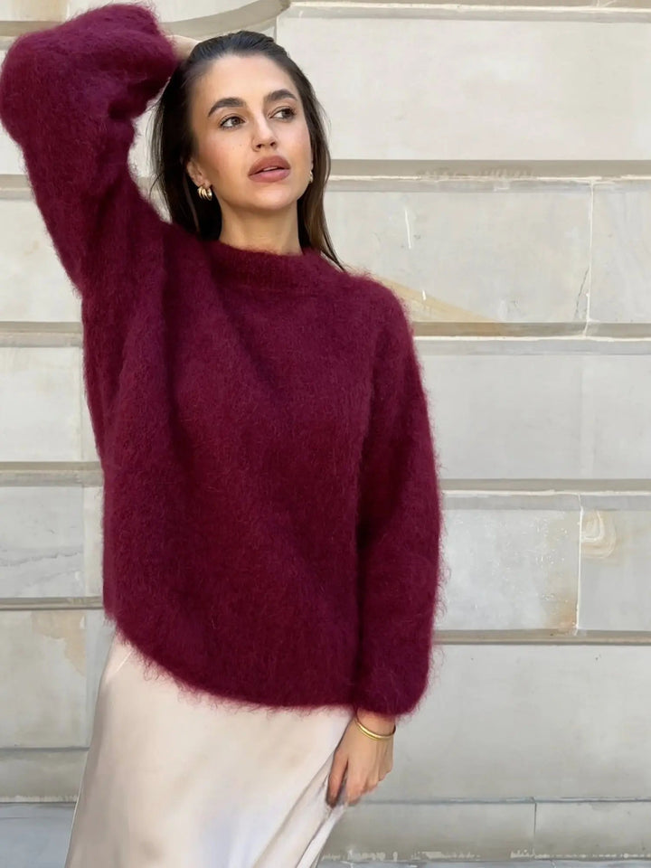 Flauschiger, weinroter Damen-Pullover mit Rundhals und lockerer Passform aus weichem Strick für einen modernen Look.