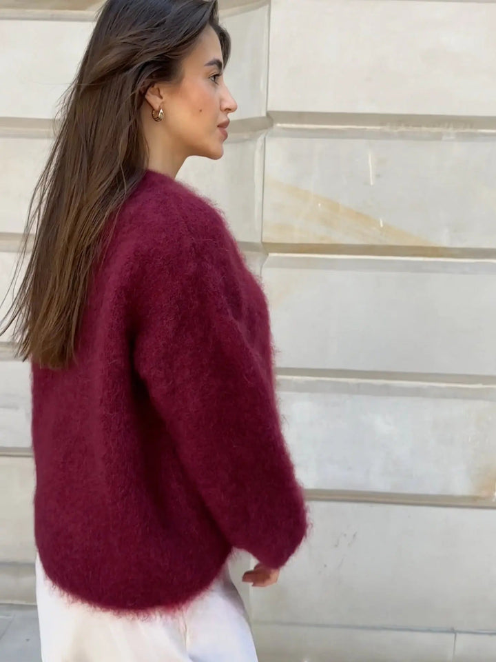 Flauschiger, weinroter Damen-Pullover mit Rundhalsausschnitt und lockerer Passform für einen modernen, gemütlichen Look.