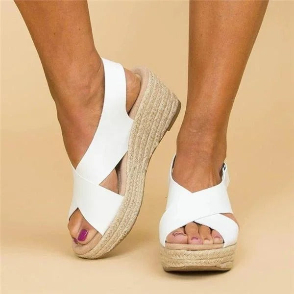 Weiße Elin Damen Plateau-Sandalen mit Keilabsatz in Bast-Optik und gekreuzten Riemen.