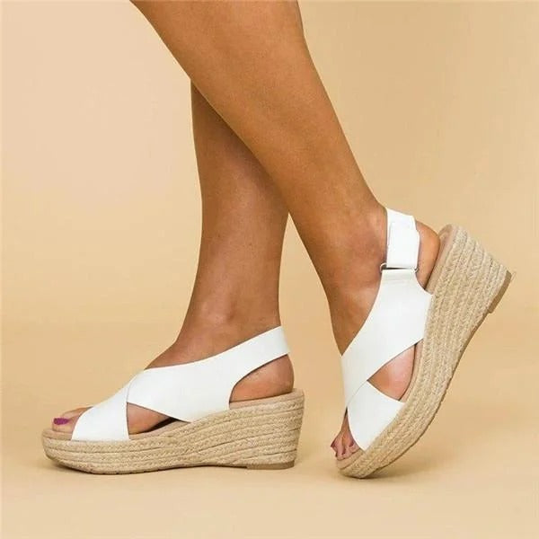 Elin Damen Keilabsatz Sandalen in Weiß mit Plateau-Sohle in Bast-Optik.