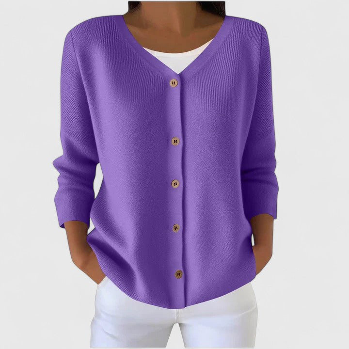 Violette Damen-Strickjacke mit V-Ausschnitt, durchgehender Knopfleiste und feiner Rippstrick-Struktur.