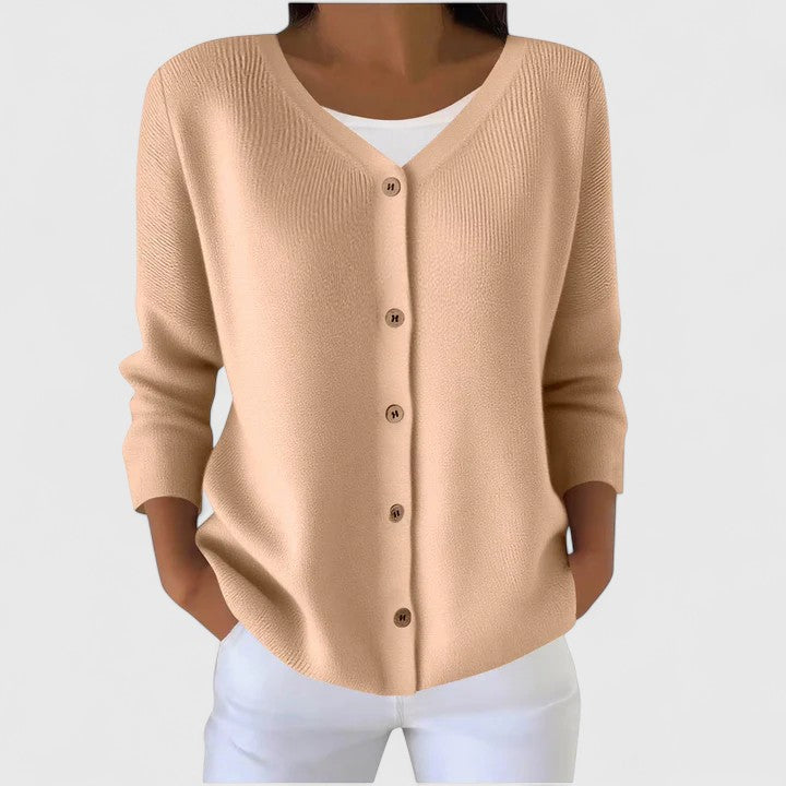 Beigefarbene Damen-Strickjacke mit V-Ausschnitt, durchgehender Knopfleiste und feiner Rippstruktur in entspannter Passform.