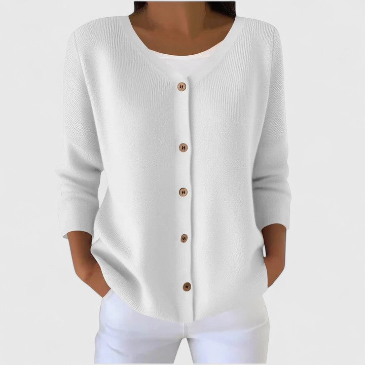Weiße Damen-Strickjacke Elin mit V-Ausschnitt, durchgehender Knopfleiste und feiner Rippstruktur in entspannter Passform.