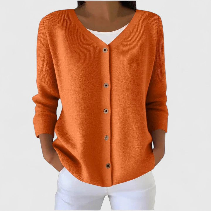 Orangefarbene Damen-Strickjacke mit V-Ausschnitt, durchgehender Knopfleiste und feiner Rippstruktur.