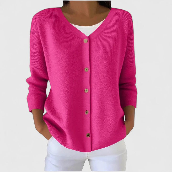 Pinke Damen-Strickjacke mit V-Ausschnitt, Knopfleiste und gerippten Details in feiner Strickoptik.