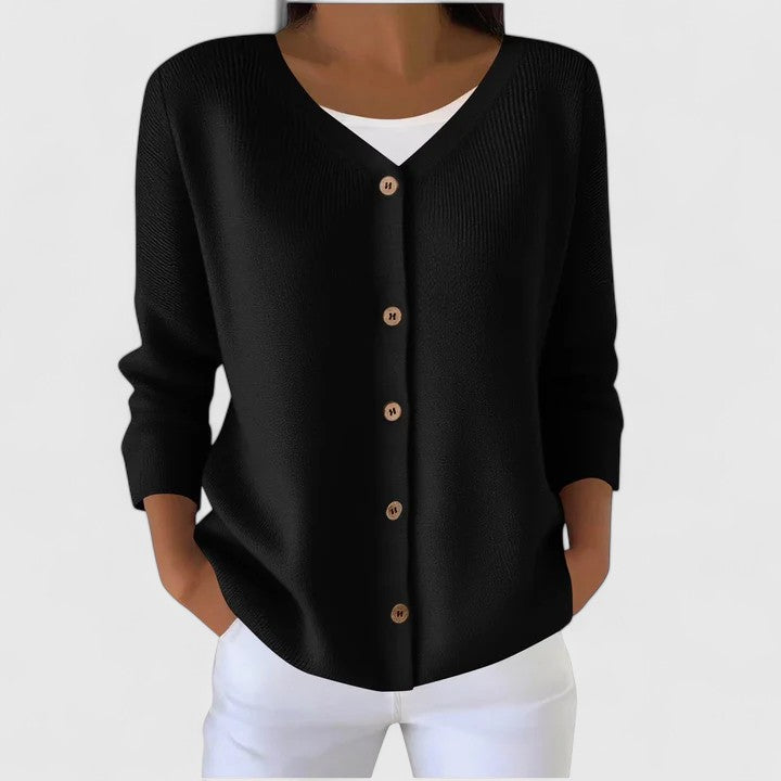 Schwarze Damen-Strickjacke mit V-Ausschnitt, durchgehender Knopfleiste und feiner Rippstruktur in entspannter Passform.