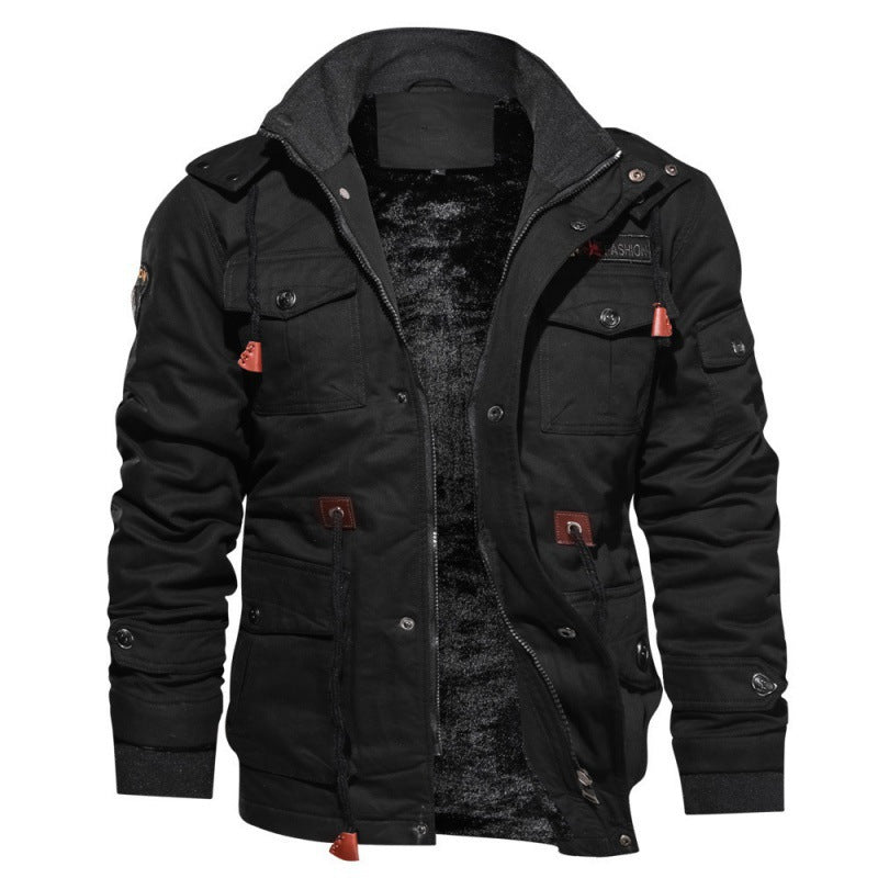 Schwarze, gefütterte Herren-Winterjacke im Military-Stil mit Kapuze, Stehkragen und praktischen Taschen für kalte Tage.