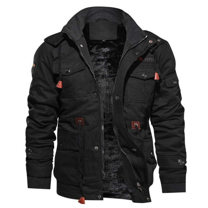 Schwarze, gefütterte Herren-Winterjacke im Military-Stil mit Kapuze, Stehkragen und praktischen Taschen für kalte Tage.