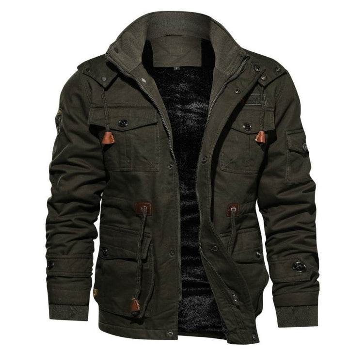 Olivgrüne Herren-Winterjacke im Military-Stil mit warmem Innenfutter, Kapuze, Reißverschluss und praktischen Taschen.