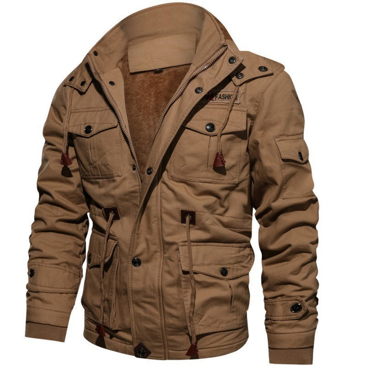 Braune, gefütterte Herren-Winterjacke im Military-Look mit Kapuze, Stehkragen, praktischen Taschen und Kordelzug.