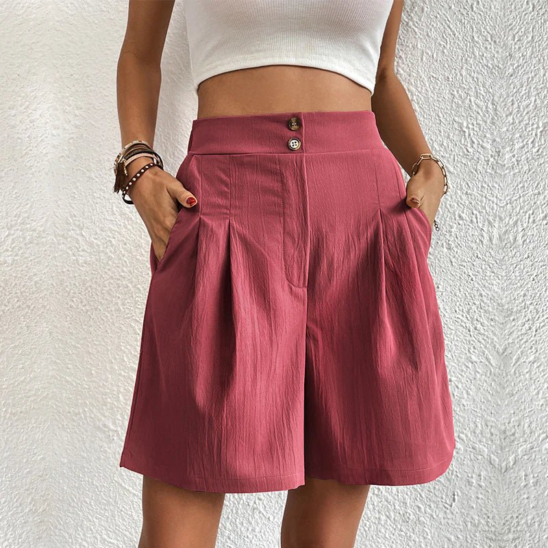 Dunkelrote High-Waist Shorts mit Bundfalten, weitem Beinschnitt und doppelter Knopfleiste am hohen Bund.