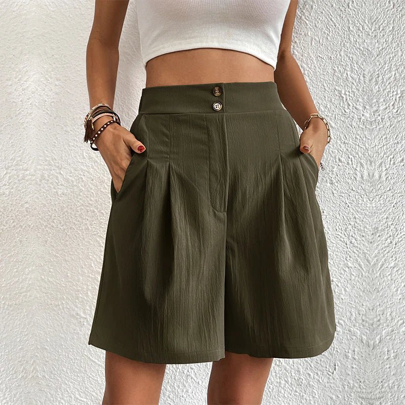 Olivgrüne High-Waist Shorts mit Bundfalten, weitem Bein, Seitentaschen und doppelter Knopfleiste am hohen Bund.