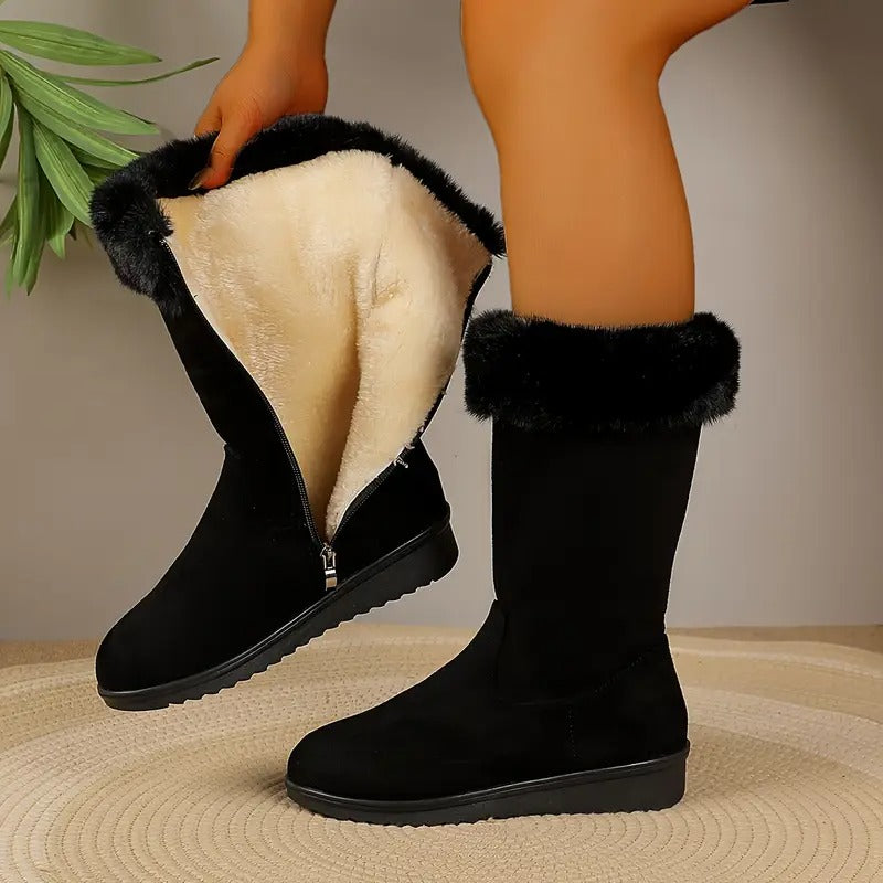 Schwarze Emilia Winterstiefel mit flauschigem Innenfutter, Fellbesatz am Schaft und praktischem seitlichem Reißverschluss.