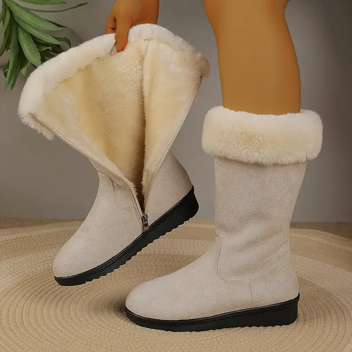 Beigefarbene Emilia Winterstiefel mit weichem Fellfutter, seitlichem Reißverschluss und schwarzer Profilsohle.