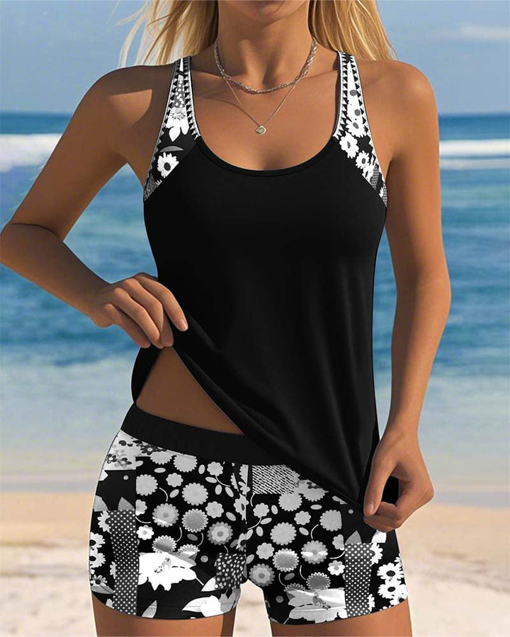 Schwarzer Emma Damen-Tankini mit geblümten Shorts am Strand