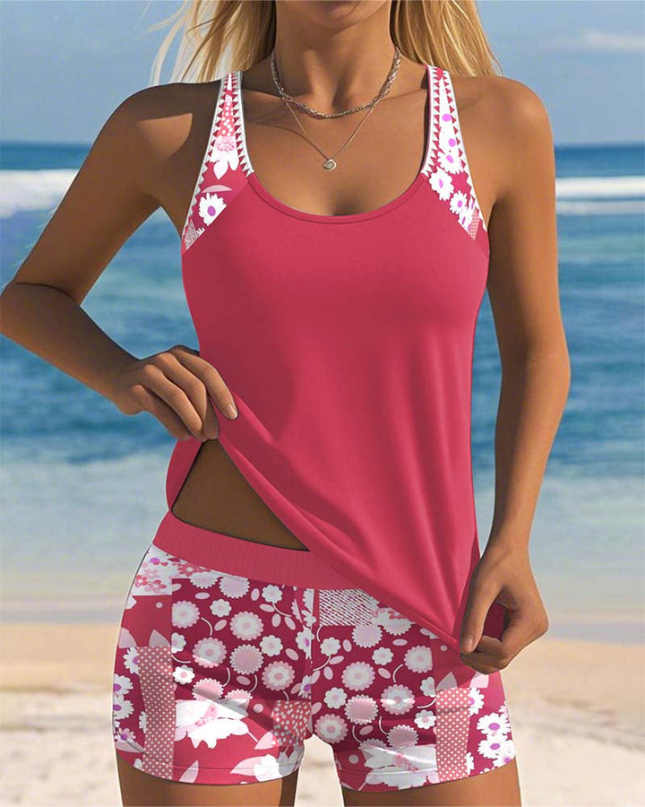 Roter Emma Tankini mit Blumenmuster-Shorts und Rundhalsausschnitt am Strand.