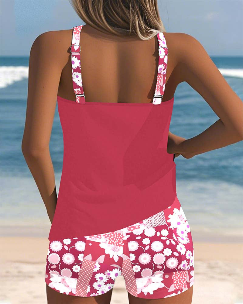 Rückansicht des roten Emma Tankinis mit geblümten Shorts am Strand