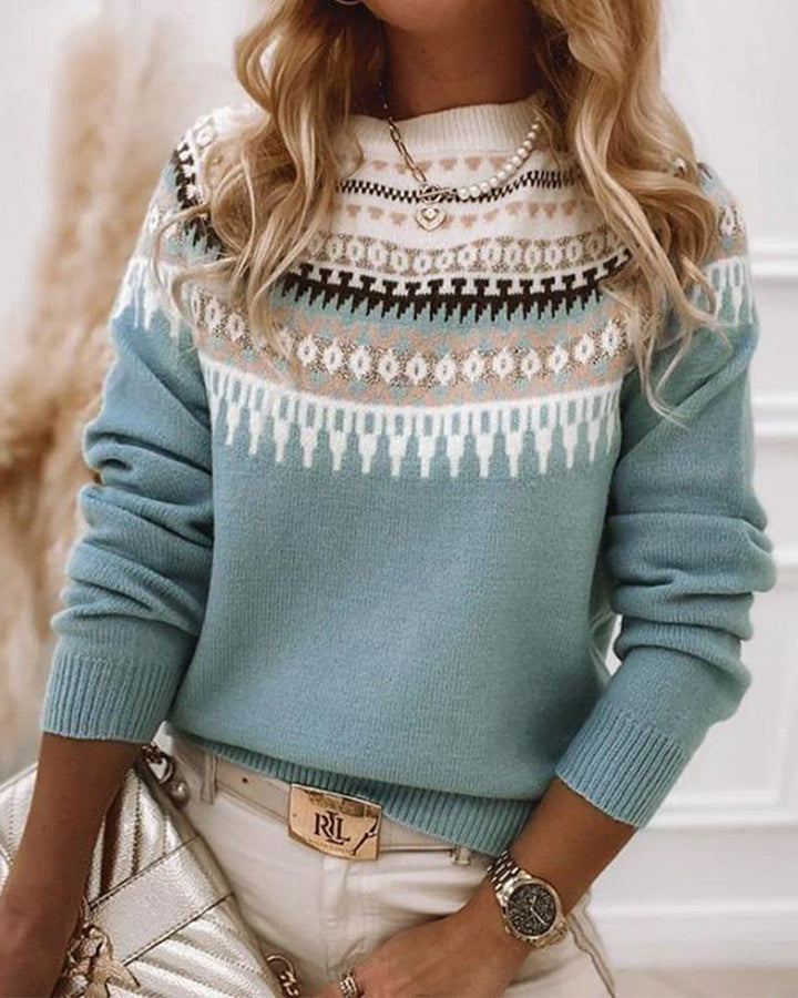 Hellblauer Damen-Strickpullover mit Rundhals und nordischem geometrischem Muster in Weiß und Braun an der Passe.