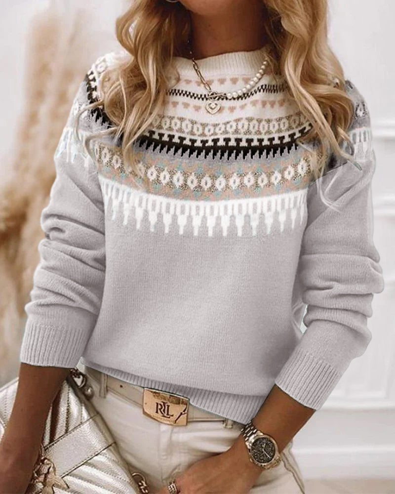 Grauer Damen-Strickpullover mit Rundhals und nordischem geometrischem Muster im Schulterbereich sowie gerippten Bündchen.