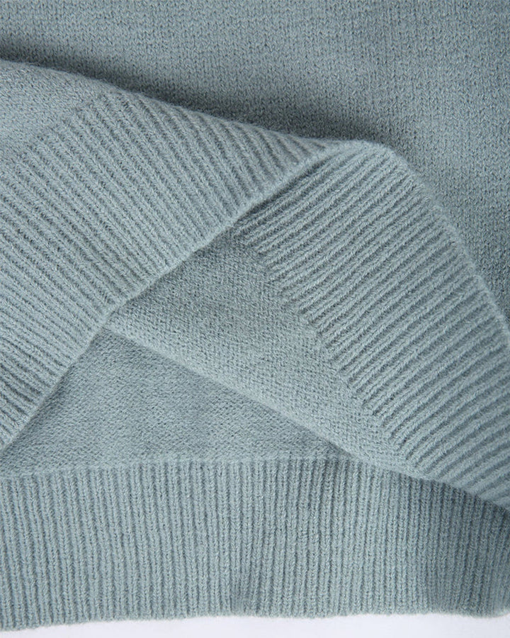 Hellblauer Damen-Strickpullover mit feiner Textur und geripptem Saum im Detail.