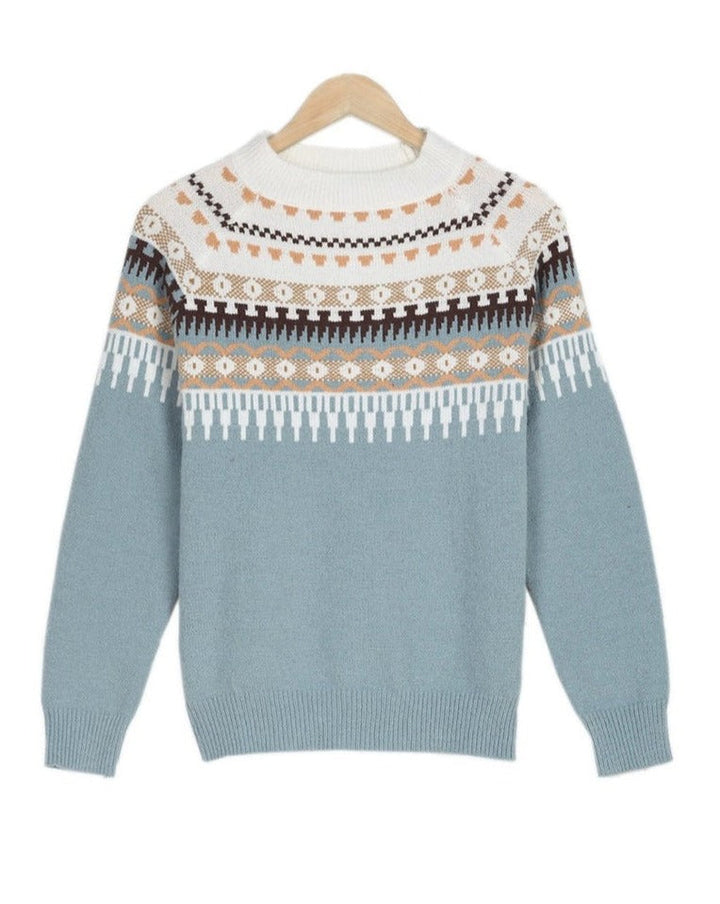 Hellblauer Damen-Strickpullover mit Rundhals und nordischem geometrischem Muster an Schultern und Brust.