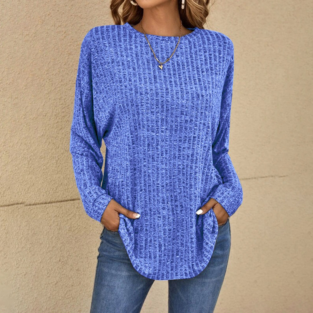 Blauer Oversized Damenpullover aus Waffelstrick mit Rundhalsausschnitt und überschnittenen Schultern.