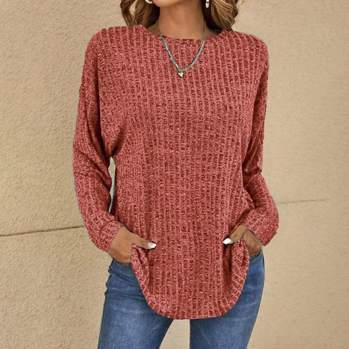 Roter Oversized-Pullover aus Waffelstrick mit Rundhalsausschnitt, überschnittenen Schultern und abgerundetem Saum.