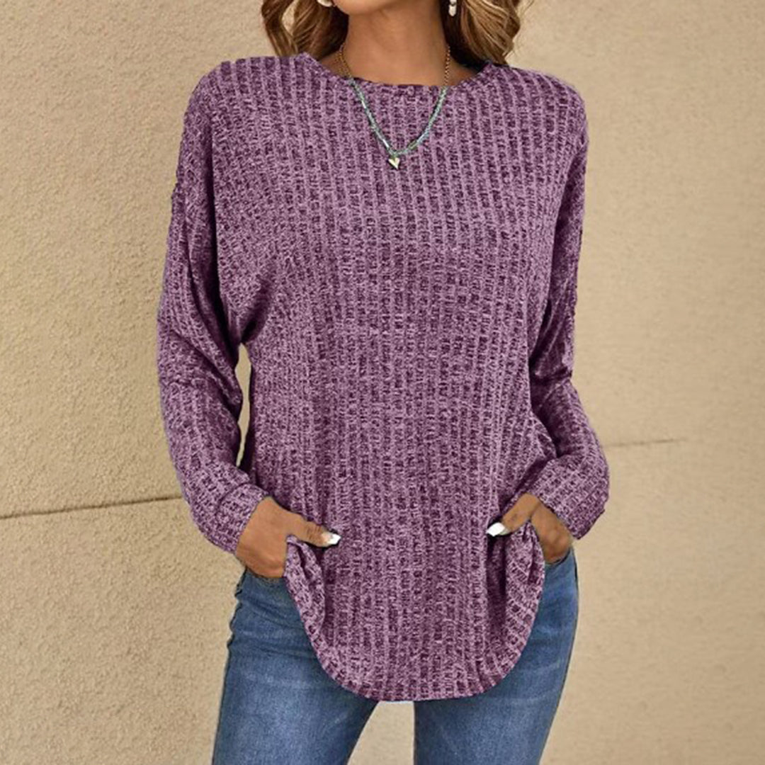 Lila Oversized Damen-Pullover aus Waffelstrick mit Rundhalsausschnitt, tiefen Schultern und abgerundetem Saum.