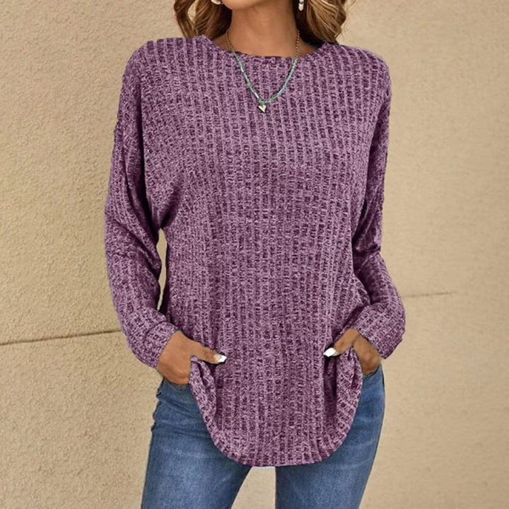 Lila Oversized Damen-Pullover aus Waffelstrick mit Rundhalsausschnitt, tiefen Schultern und abgerundetem Saum.