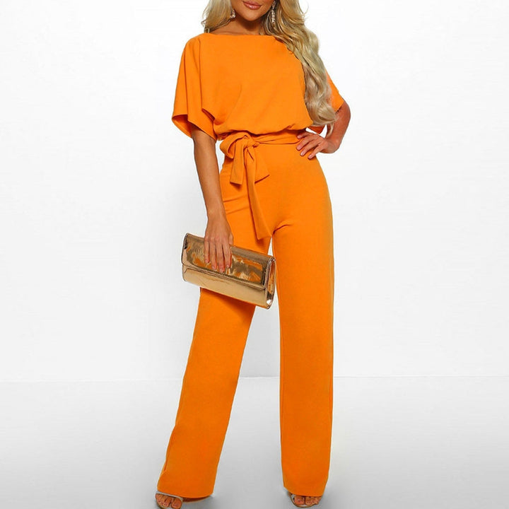 Oranger Damen Jumpsuit Eva mit weitem Bein, Bindegürtel und kurzen Fledermausärmeln.