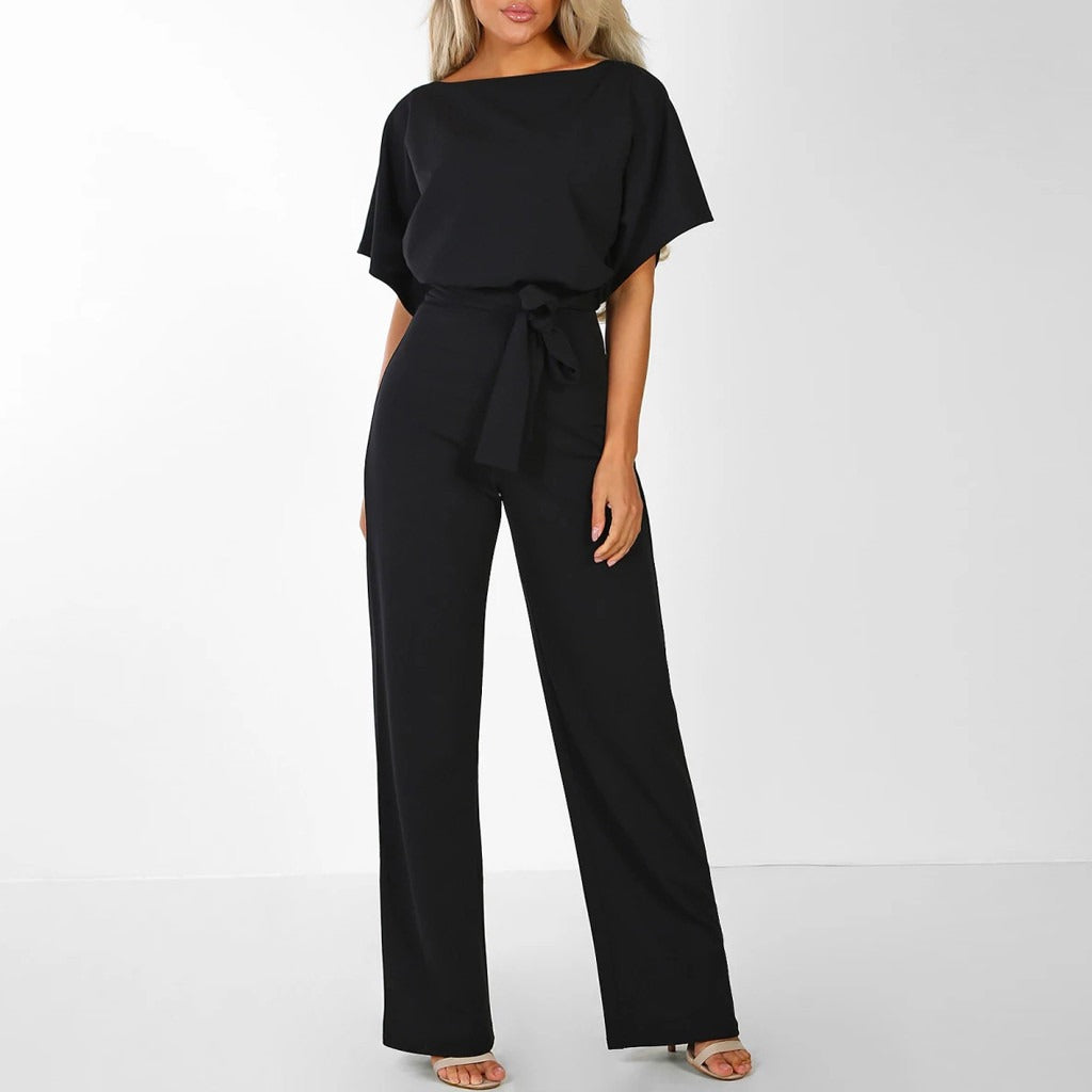 Schwarzer Eva Damen Jumpsuit mit weitem Bein, Bindegürtel und kurzen Fledermausärmeln.