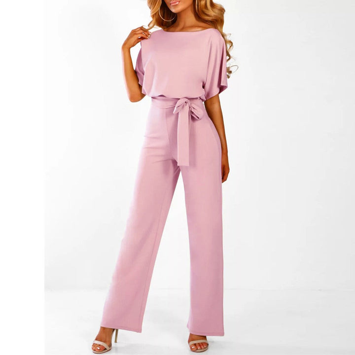 Rosa Eva Jumpsuit mit weitem Bein, Bindegürtel und drapierten kurzen Ärmeln.
