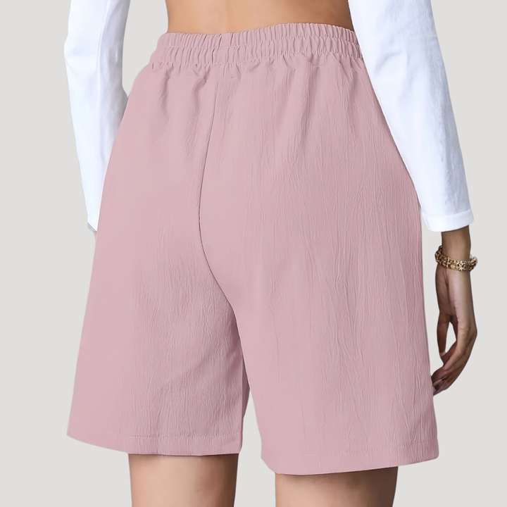 Rosa Eva Damen-Shorts mit weitem Bein, elastischem Bund und luftigem, strukturiertem Stoff für sommerlichen Tragekomfort.
