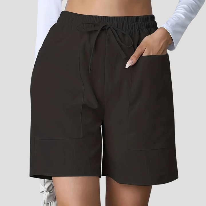 Schwarze, weit geschnittene Damen-Shorts mit elastischem Kordelzugbund und großen aufgesetzten Seitentaschen.