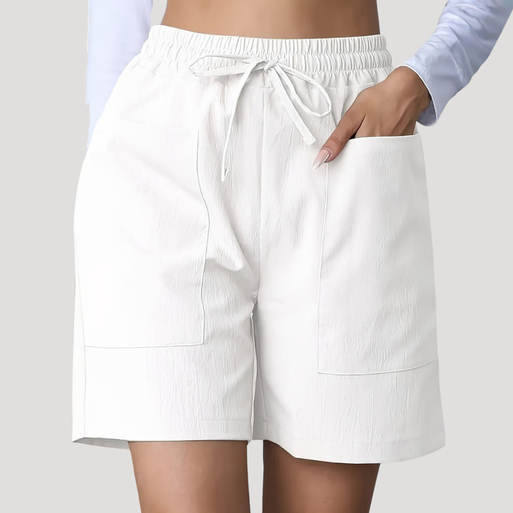 Weiße, weit geschnittene Damen-Shorts mit elastischem Kordelzugbund und großen aufgesetzten Seitentaschen.