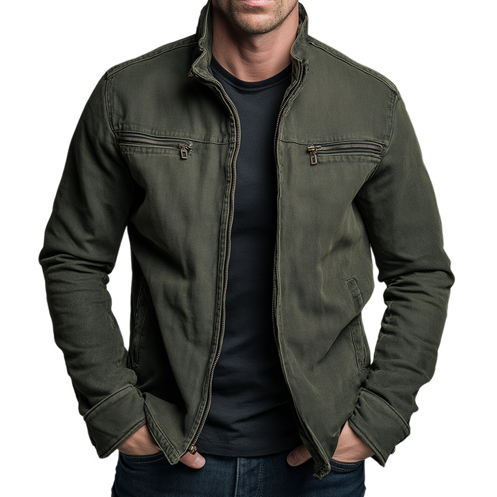 Olivgrüne Herrenjacke Fabian mit Stehkragen, Reißverschluss und praktischen Brusttaschen im kernigen Used-Look.