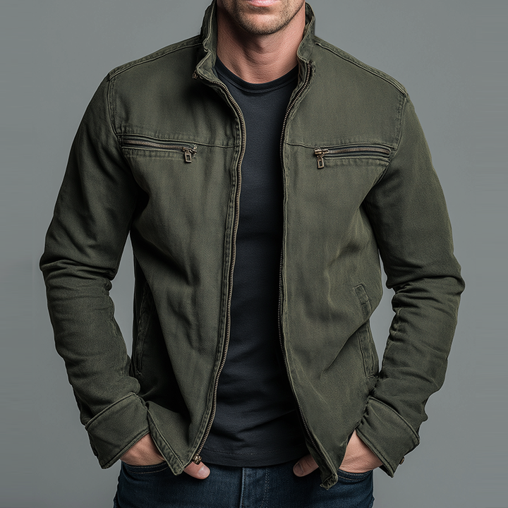 Olivgrüne Herrenjacke Fabian mit Stehkragen, Reißverschluss und praktischen Brusttaschen im kernigen Used-Look.