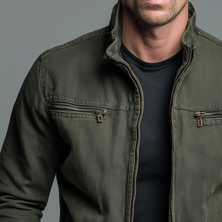 Olivgrüne Herrenjacke im Used-Look mit Stehkragen, durchgehendem Reißverschluss und praktischen Brusttaschen.