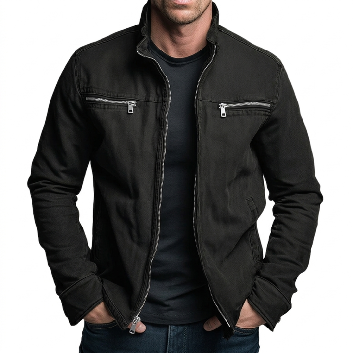 Schwarze Herrenjacke Fabian mit Stehkragen, Reißverschluss und markanten Brusttaschen im kernigen Used-Look.