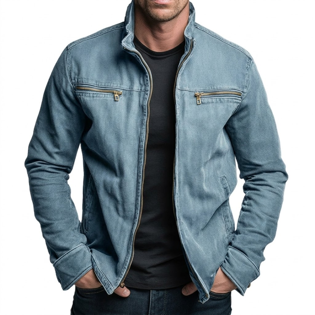Blaue Herrenjacke Fabian im Used-Look mit Stehkragen, Reißverschluss und praktischen Brusttaschen für einen sportlichen Stil.