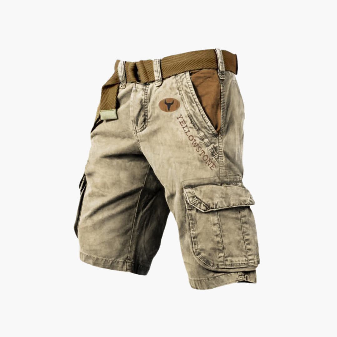 Beigefarbene Fabian Cargo-Shorts mit Gürtel, Seitentaschen, Yellowstone-Schriftzug und markanten Kontrastdetails.